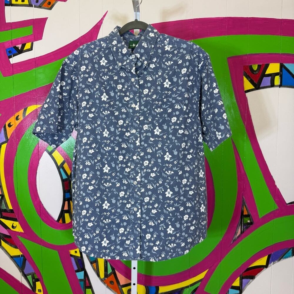 Hunt Club, Blue and White Floral Casual Button Down Shirt. Size Medium.